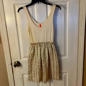 Eight Sixty cream and gold pattern dress Size: X-Small